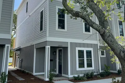 Image de Modern townhome near the beach with fast WiFi, balcony, central Ac & private W/D