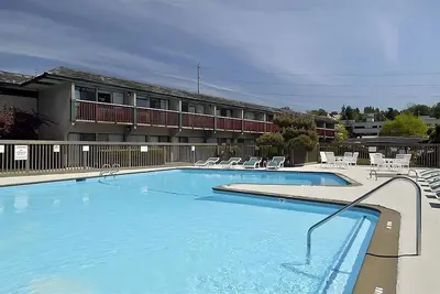 Image de Affordable Getaway at Red Lion Hotel Bellevue! Pet-Friendly, Outdoor Pool