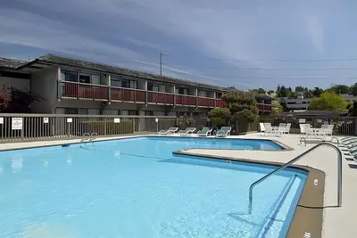 Image de Affordability Meets Comfort at Red Lion Hotel Bellevue! Pool, Pet-Friendly