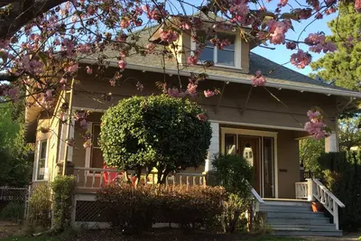 Image de Inner Southeast Portland Comfy & Eclectic Craftsman Home