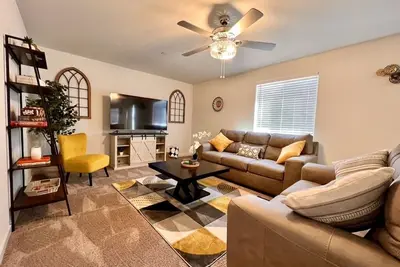 Image de Brand New, 5 Bedroom\/3 Bath Home- On your way to Yosemite!