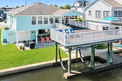 Image de Newly Renovated Waterfront Home w/ Kayaks/Bikes, Ping Pong, 4 bedroom, 2 bathroom