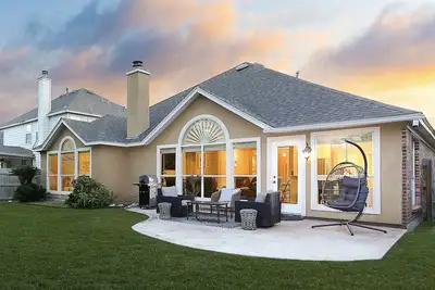 Image de New! 5★ Location & Gated | Luxury Living | Royal Beds 👑