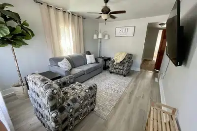 Image de A Ray of Sunshine- A 2 Bedroom Home near The Denny, Downtown, and I-29