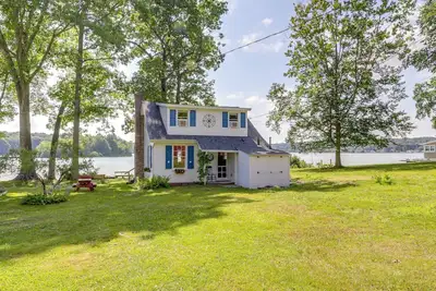 Image de Lakefront Cottage w\/ Covered Porch & Dock!