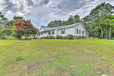 Image de 1 Mi to Cape Fear River: Pet-Friendly Retreat