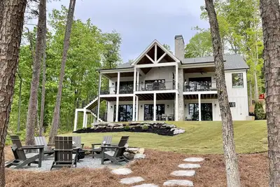 Image de Brand New Construction 6br\/6ba Keowee lakefront luxury! Fire pit, pool table!