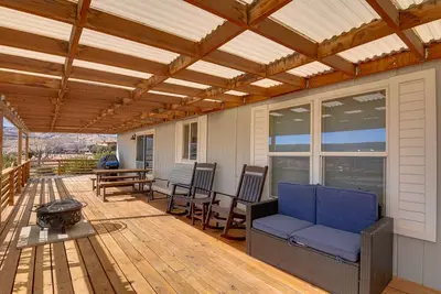 Image de 13 Mi to Lake Powell: Mtn-View Home w/ Deck & Bbq