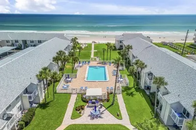 Image de Beachfront Serenity: Private Balcony with Ocean View, Shared Heated Pool & Bbq
