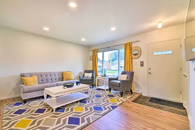 Image de Cozy Center Line Home w\/ Fenced Yard & Office
