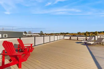 Image de Downtown Condo w/ rooftop deck - just steps to beach, restaurants, & bars