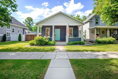 Image de Beautiful Historic Home Near Lake & Downtown