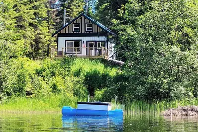 Image de Magical Off grid Lakefront Cabin