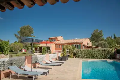 Image de Villa avec grand jardin clos et piscine privée