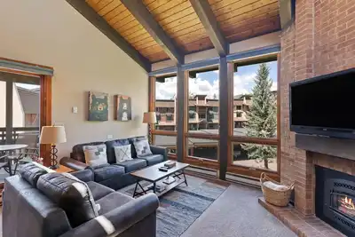 Image de Upscale condo with balcony, pool, hot tubs, & fireplace - walk to lifts
