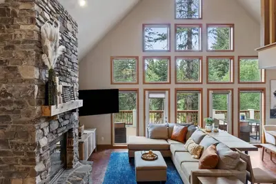 Image de Get Cozy By Fireplace & Watch the Snow Fall from Picturesque A-Frame Windows! > 25 min to Brundage