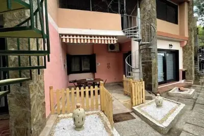 Image de Cozy apartment surrounded by greenery and within walking distance of the sea.