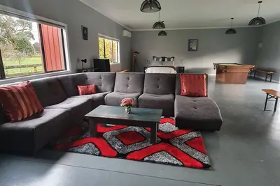 Image de The Red Shed\nLarge modern studio on two peaceful acres, two minutes from Cbd