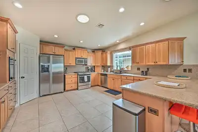 Image de Oceanside Retreat w/ Balcony - Walk to Beach!