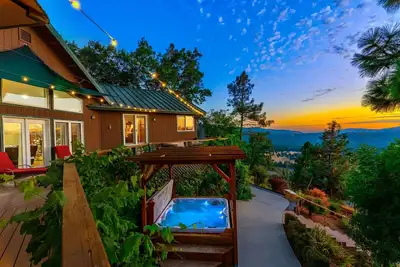 Skyline Lodge- 5 bedrooms with stunning views!