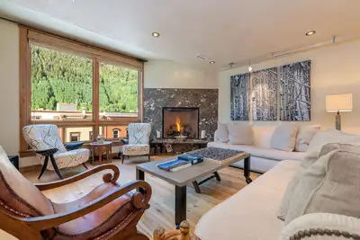 Image de Modern Town Condo by InvitedHome | Rooftop Hot Tub, Patio Views, Walk to Ski