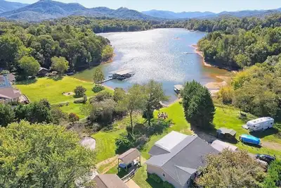 Image de Red Door Retreat House & Cottage on Lake Chatuge- by Chatuge Home Concierge<br>Lakefront, private dock, fire pit, hot tub