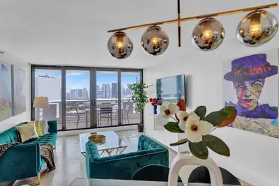 Euphoria! 4 Bedroom Condo, Renovated, Skyline & Water Views!