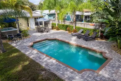 Image de Turtle's Nest Pool Home ~ Hot Tub ~ Walking Distance to the Beach - 821 E. 11th