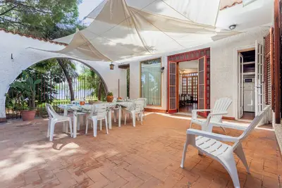 Image de Villa \"Rossana sul Mare\" avec terrasse plein air privée, jardin partagé et Wi-Fi.
