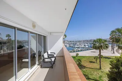 Image de Appartement \"Marina Elegance\" avec vue sur le port de plaisance, terrasse couverte privée et Wi-Fi.