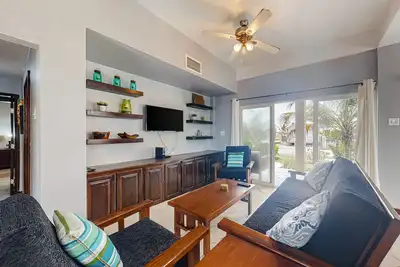 Image de Spacious ground-floor condo with pool & patio - walk to ocean