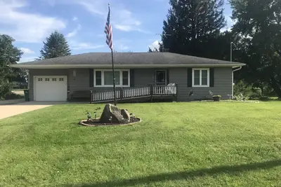 Image de Welcoming mid-century modern history-friendly home in bluff county.