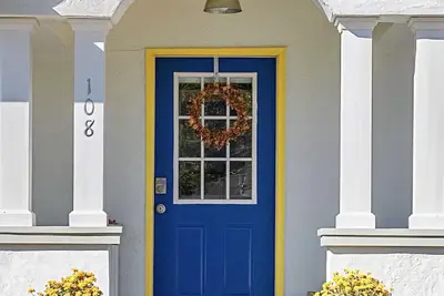 Charming Cottage Downtown