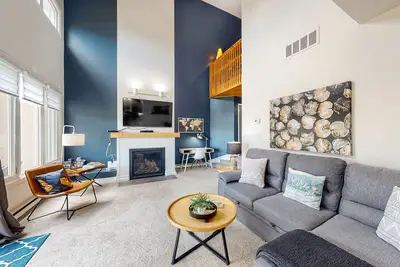 Image de Fairway-view condo with private sauna, patio, grill, fireplace, Ac, & tennis