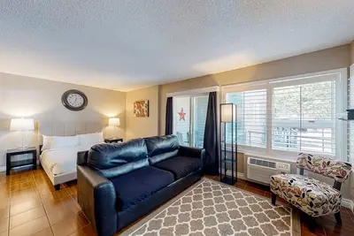 Image de Idyllic studio near the slopes and lake with pool, hot tub, tennis & fast WiFi