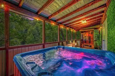 Image de Zen Zone Spa Cabin! Hot Tub & Sauna! King Beds