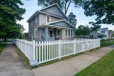 Image de Amanda's House ~ 4 bedroom 2. 5 bath, 3 blocks from the beach on a corner lot