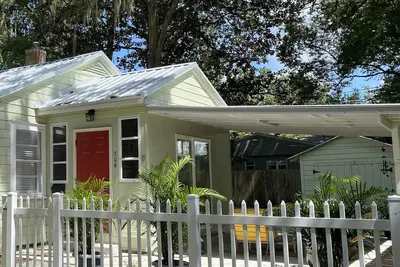 Image de Remodeled Vintage Private Home. <5 min to Uf and Downtown