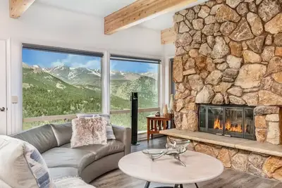 Image de Trails End Vacation Home at Windcliff by RedAwning