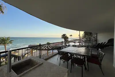 Luxurious former model - 4 bed/4 bath/4 pools  wrap around balcony