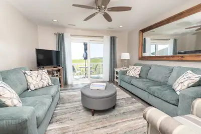 Image de Newly Listed Immaculate Condo - Distant Ocean Views - Pool and Beach Access