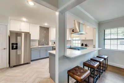 Image de Cheerful home, sleeps 9, outdoor grill +dining! ! !