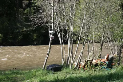 Image de Riverfront cabin with hot tub tucked away in the mountains