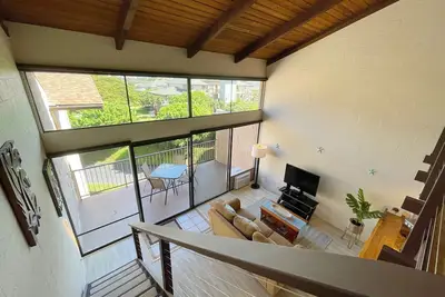 Image de Renovated - Spacious 2br/1ba Loft, Ac, Close to beach