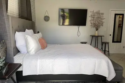 Image de Modern Suite 5 minutes from Hard Rock Stadium