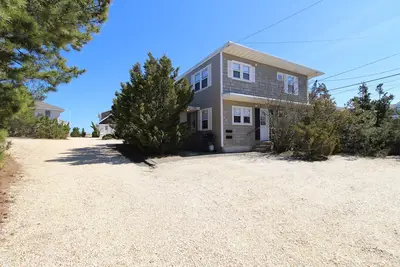 Image de Oce1422u | Private Beach Access! Upper level 2br 1ba unit w/ parking, Pets!