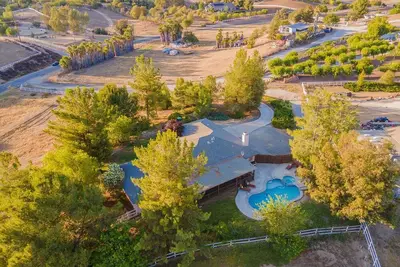 Image de Beautiful Ranch Home with views, pool, spa & fire pit.