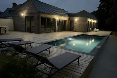 Image de Maison bois neuve, piscine, à 5 minutes à pied de la plage.