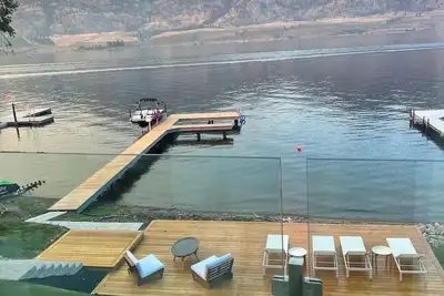 Image de The Ultimate Luxurious Lake Front Home (permitted for short-term rentals)