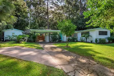 Image de Artsy Oasis w Pool, Tree House & Zen Cottage, Campus Close, Pet Friendly